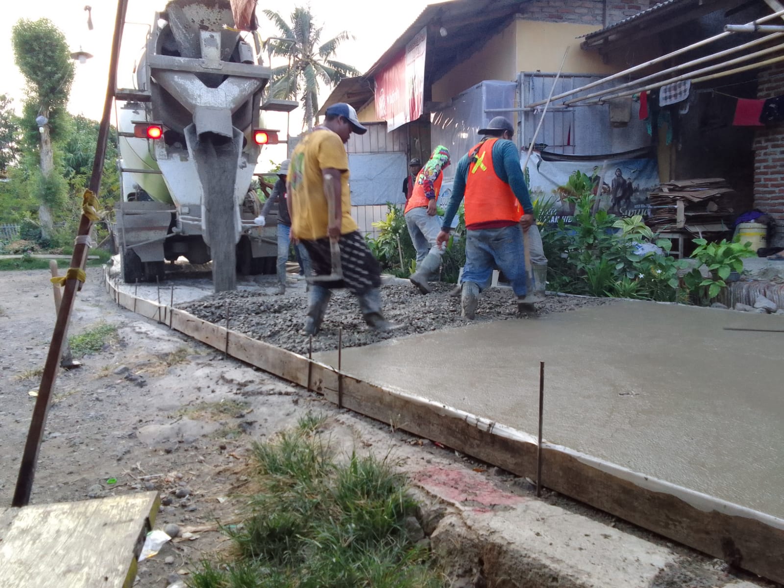 Warga Senang Jalan Di Desa Jumbleng Di Cor Beton