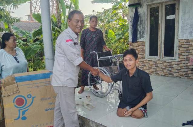 Peduli Warganya Tunadaksa, Kuwu Jumbleng Losarang Beri Bantuan Kursi Roda